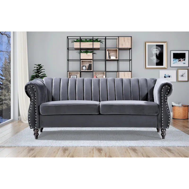 Canapé Chesterfield en velours avec accoudoirs roulés classiques et dossier capitonné pour salon élégant