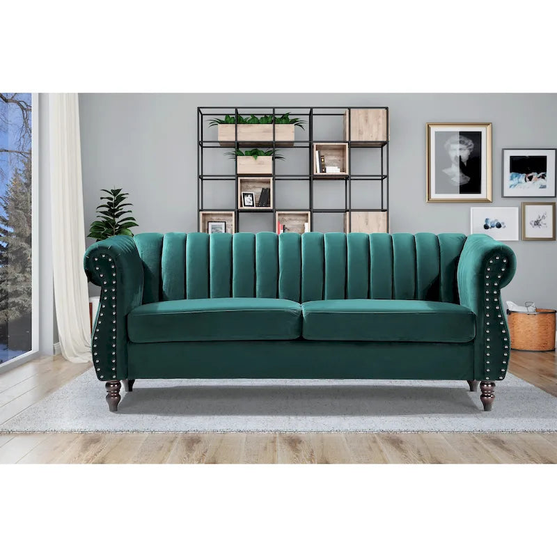 Canapé Chesterfield en velours avec accoudoirs roulés classiques et dossier capitonné pour salon élégant