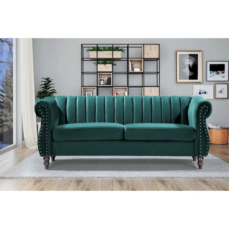 Canapé Chesterfield en velours avec accoudoirs roulés classiques et dossier capitonné pour salon élégant
