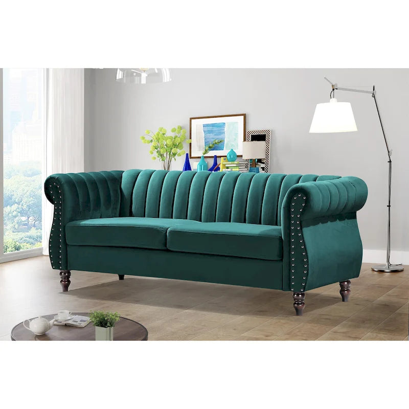 Canapé Chesterfield en velours avec accoudoirs roulés classiques et dossier capitonné pour salon élégant