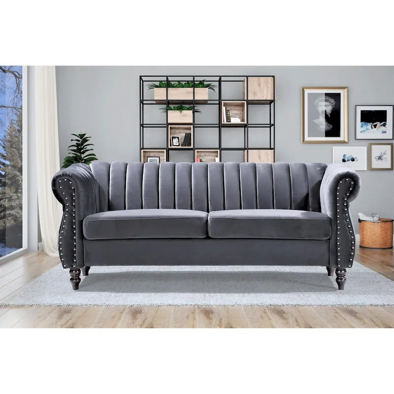 Canapé Chesterfield en velours avec accoudoirs roulés classiques et dossier capitonné pour salon élégant