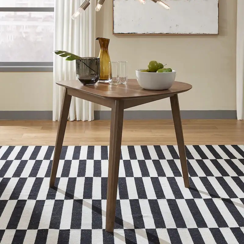 Table à manger triangulaire finition noyer satiné avec motif géométrique pour petits espaces