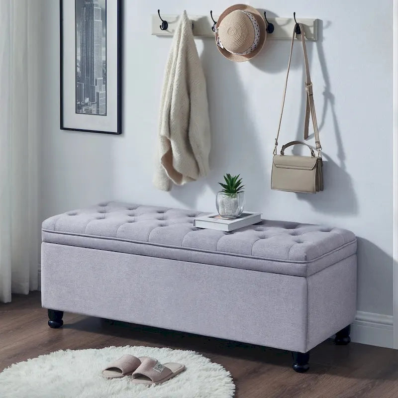 Banc de rangement capitonné avec pieds fuselés en bois